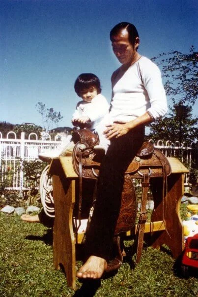 在他眼中,爸爸只是教導上嚴格,私底下兩父子攬頭攬頸。