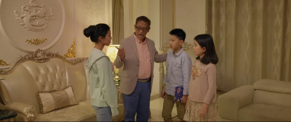 女主角安娜阿卡納在《我的豪爸爸》中回到深圳老家，起初面對父親吳耀漢所生的同父異母弟妹時，關係疏離。