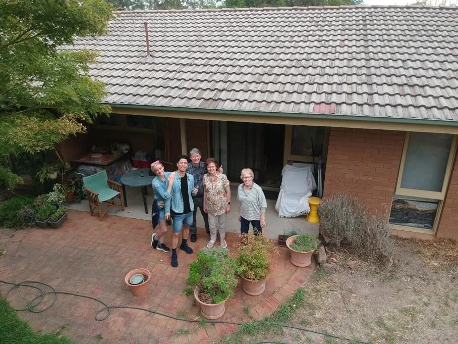 二人已到了澳洲，住在父母家，分娩後亦有父母照顧。