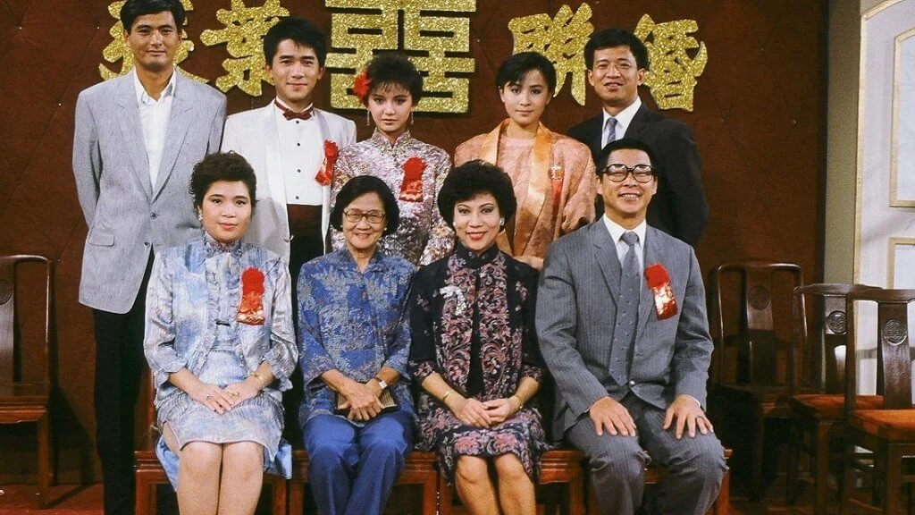 曾華倩與周潤發曾在1985年播出的《新紮師兄續集》合作,同劇演員還有梁朝偉、劉嘉玲、許紹雄、劉兆銘、羅蘭、蘇杏璇、鄭孟霞。