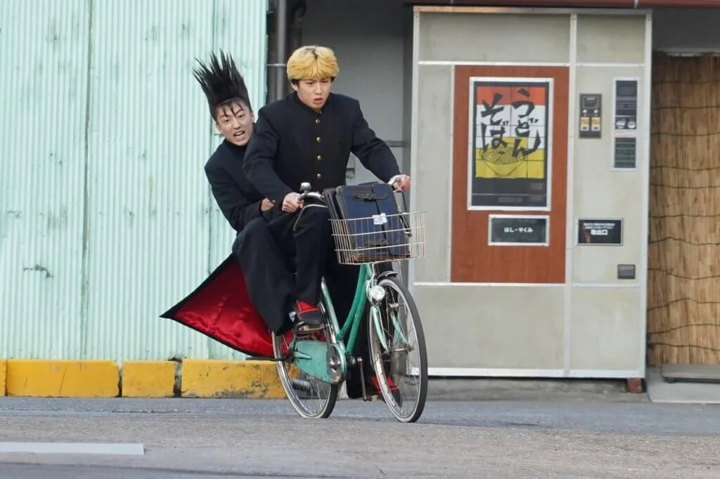 賀來賢人扮演的龜縮「金毛仔」三橋及伊藤健太郎飾演的「箭豬頭」伊藤一對騎呢不良學生,雖然在《今日我話事!!劇場版 》超崩壞爆笑,但仍有情有義。