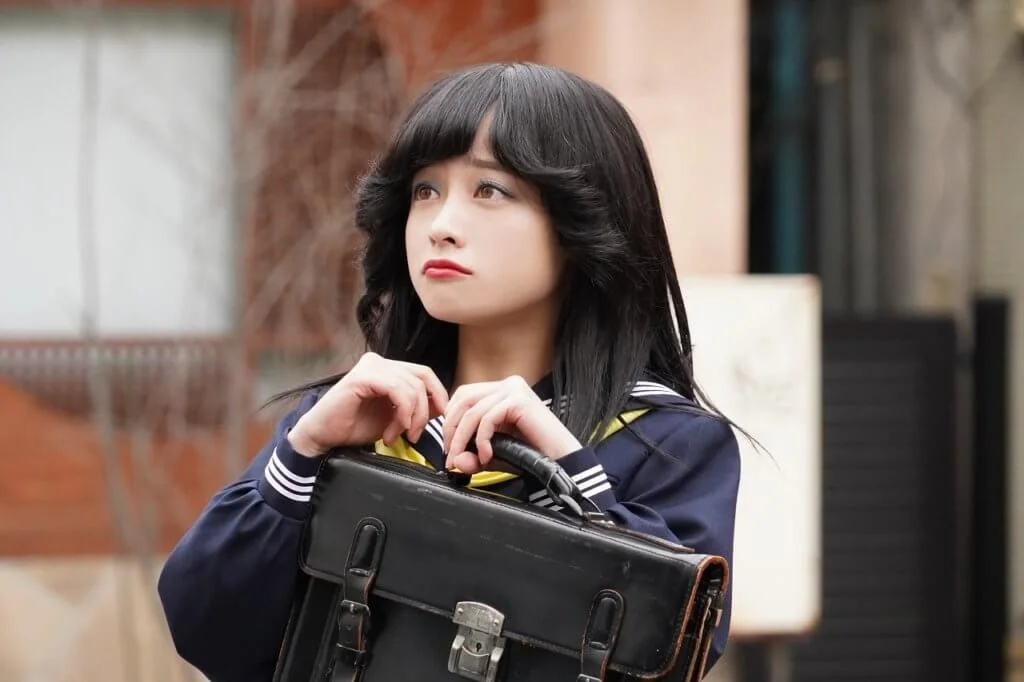 橋本環奈扮演的惡霸大家姐,形象十足八十年代日本偶像。