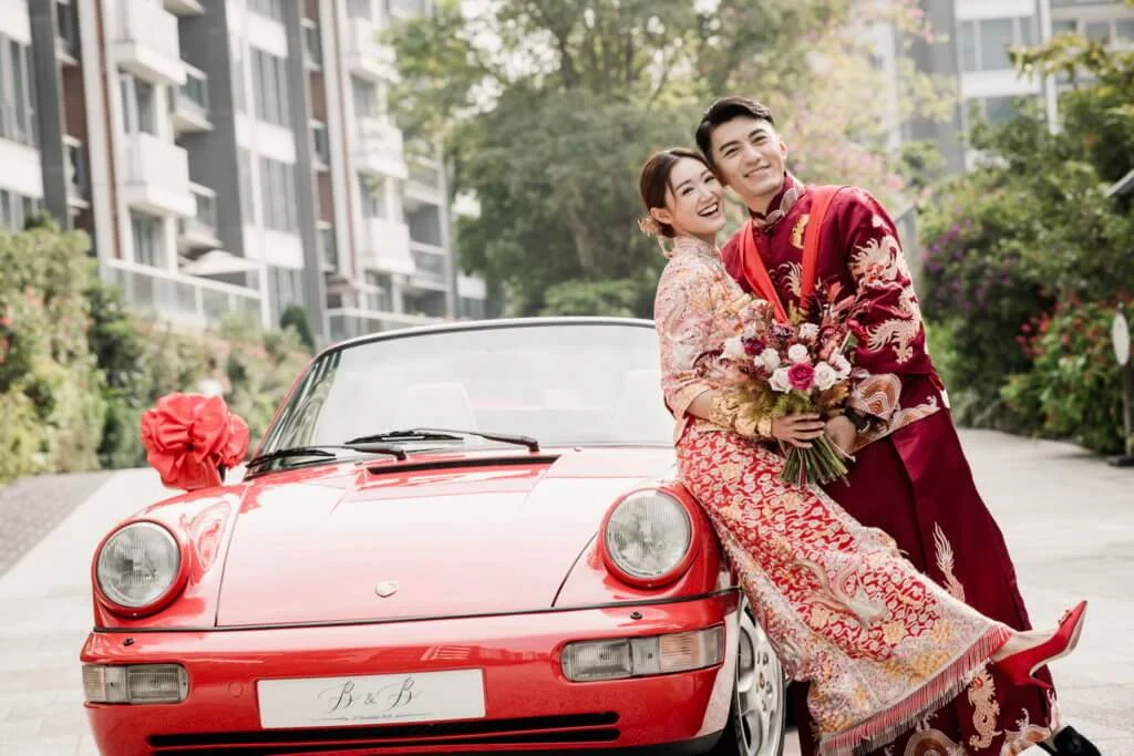 有情人終成眷屬，袁偉豪早上接新娘，與張寶兒倚着花車開心合照。