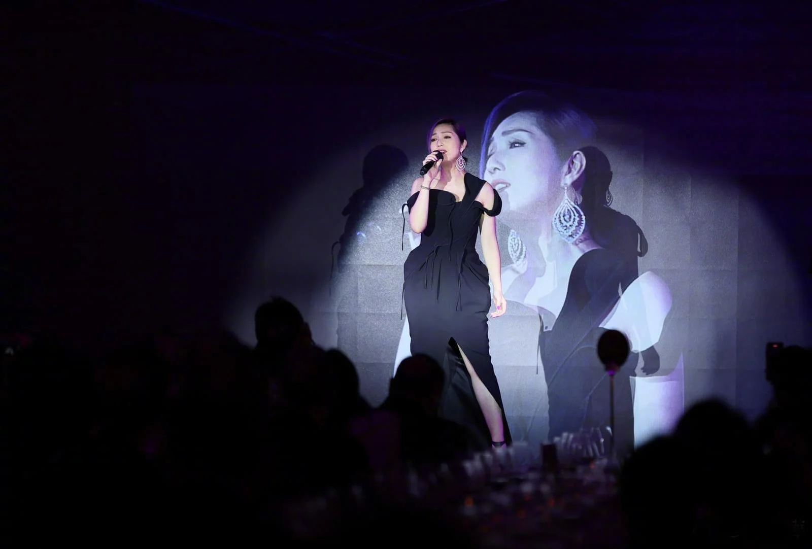 001qyp4ugy1gkfg6upphsj618g0u2goe02