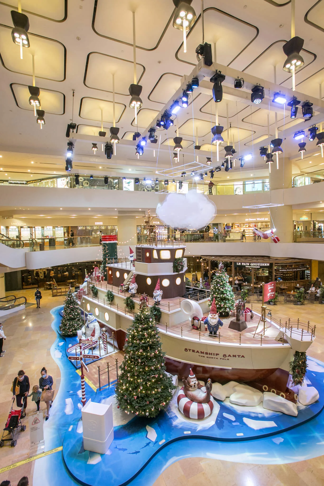 遠從北極來到香港的「聖誕老人號」停泊在金鐘太古廣場