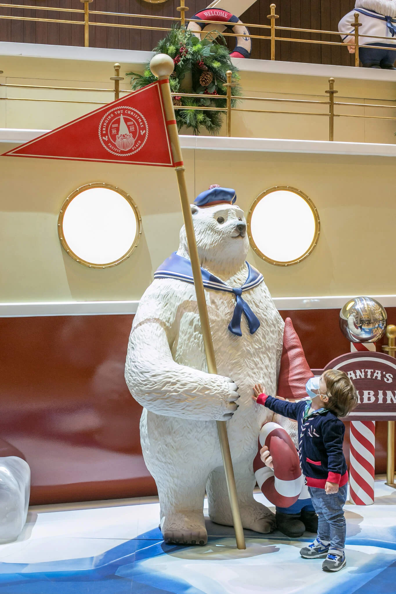 船上四周的極地動物和小精靈都在熱烈歡迎你。