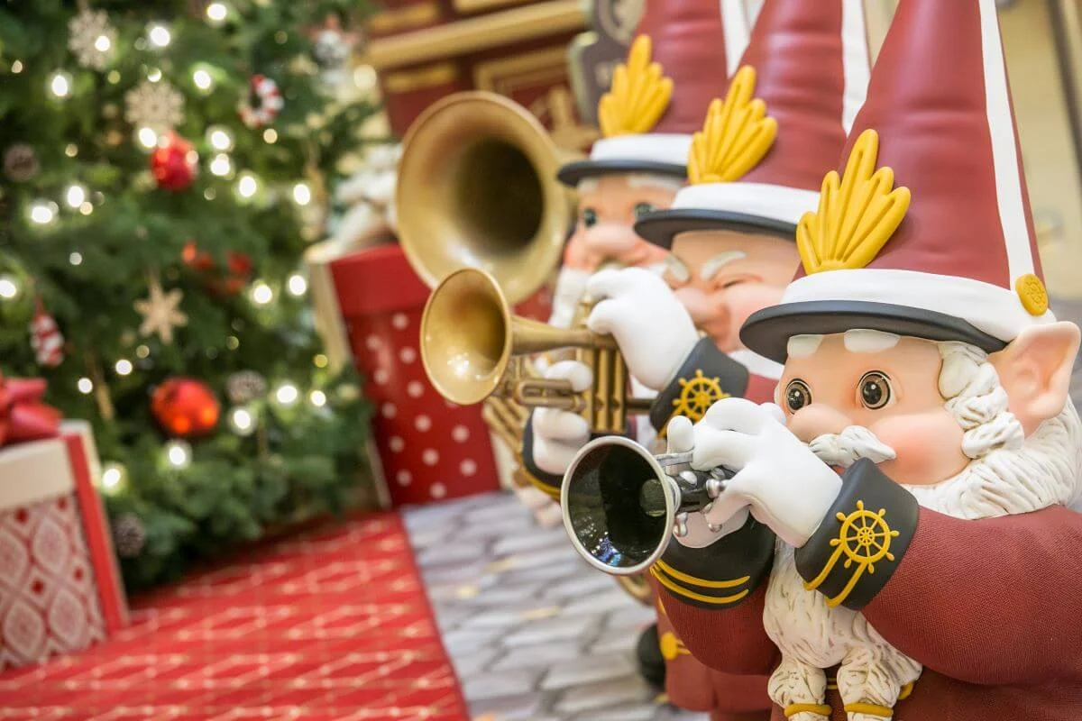 小精靈樂隊在聖誕小鎮夾道歡迎大家。