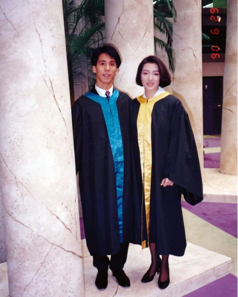 關寶慧九○年畢業於演藝學院,這是她與同學穿袍的畢業照片。