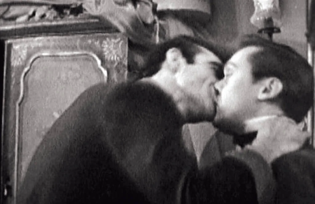 史上非常珍貴的辛．康納利的同性相吸照片，來自他的占士邦史前史。一九六○年演出BBC 電視劇Columbe 中被妻子紅杏出牆的法國男子，衝上情敵的家裏，為了找出自己有什麼比不上他，便一頭往他的嘴唇上撞過去。此劇曾被以為佚失，現已找回孤本，有意觀賞，可向英國國家電影中心查詢。