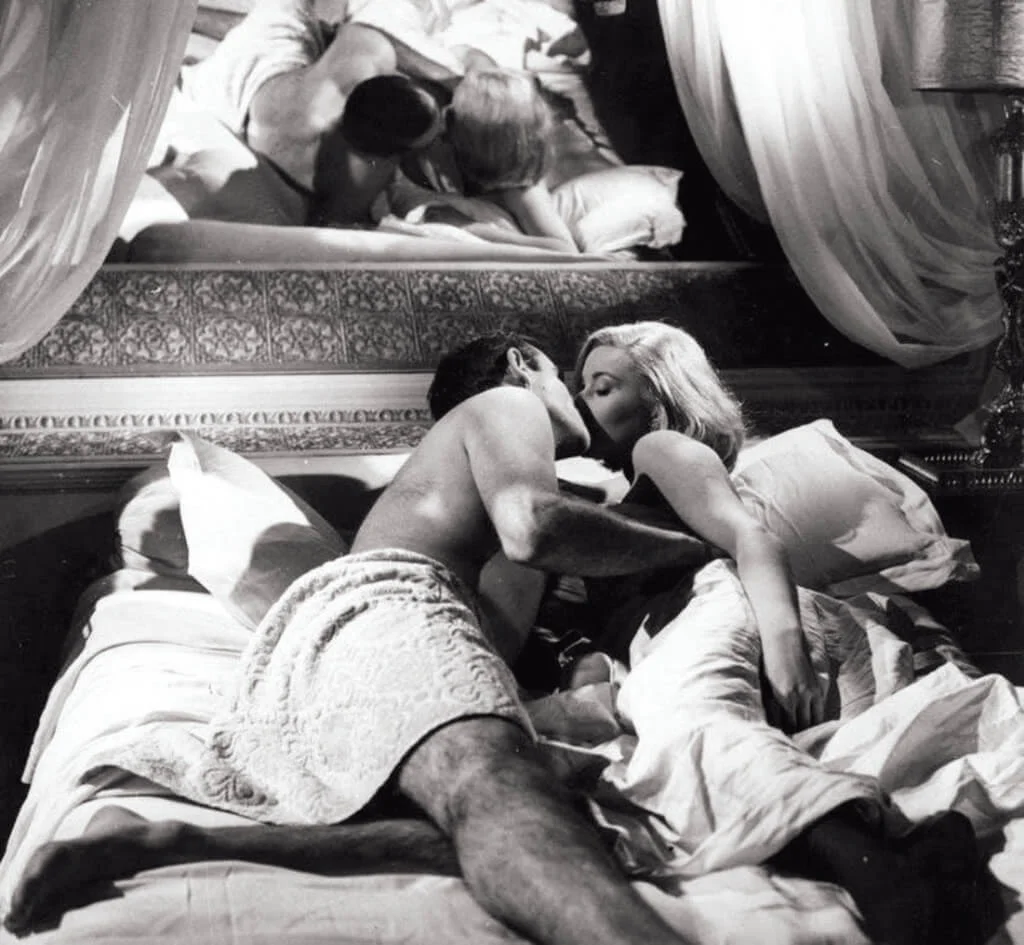 這才是性感偶像的拿手好戲：鐵金剛系列必備的，不止「牀戲」，還有「出浴戲」，或兩者混合的圍上浴巾滾牀單的戲。辛．康納利因而成為任何時代都有效果的性幻想對象。和《神秘賊美人》的男主角差天共地，占士邦只有約會，從不迷戀。