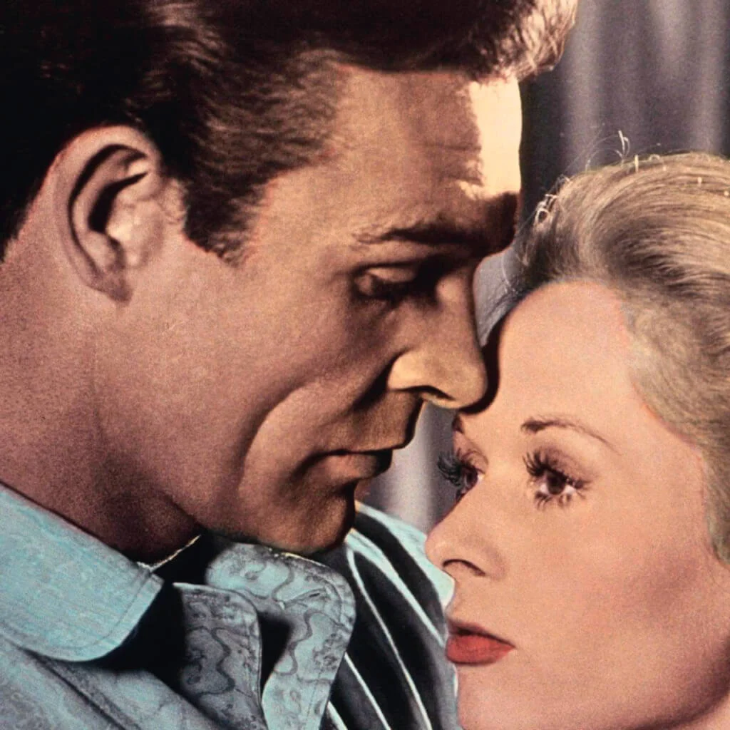 她是冰山美人，她是金髮娃娃，對他來說，跟她發生關係，他便要完全主動。鏡頭之下，他小心翼翼，她無動於衷，如此兩性互動，在希．治閣電影裏還有一部《迷魂記》（1958），女性對於男性如同沒有生命的物件，即使火辣如飾演占士邦的辛．康納利，也沒法融化片中的女主角。