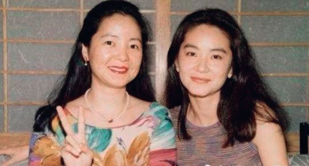 林鄧喜相逢之二。這一幀一看便知道是兩個朋友的合照，眉梢眼角，都是「歲月痕迹」。兩個不是有默契的人，在鏡頭前不會如此 let their hair down。尤其輕輕靠向鄧麗君的林青霞。