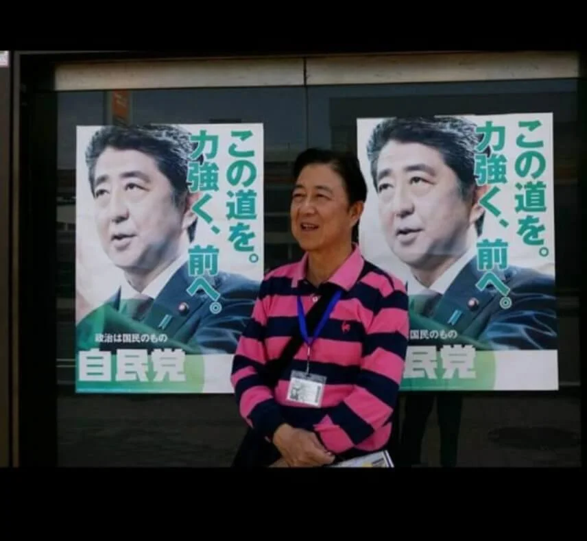 新哥曾被指與安倍晉三撞樣，雖然對安倍的對華政策並不欣賞，但都同情對方受潰瘍性結腸炎所苦。