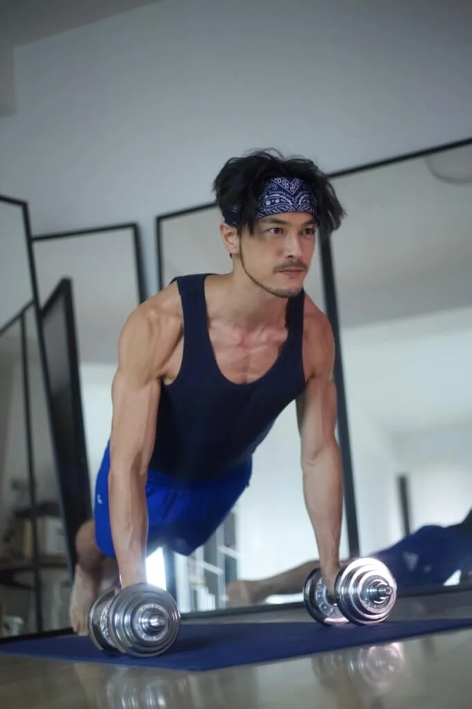 為了操練六嚿腹肌,拍攝前Adam不斷健身。