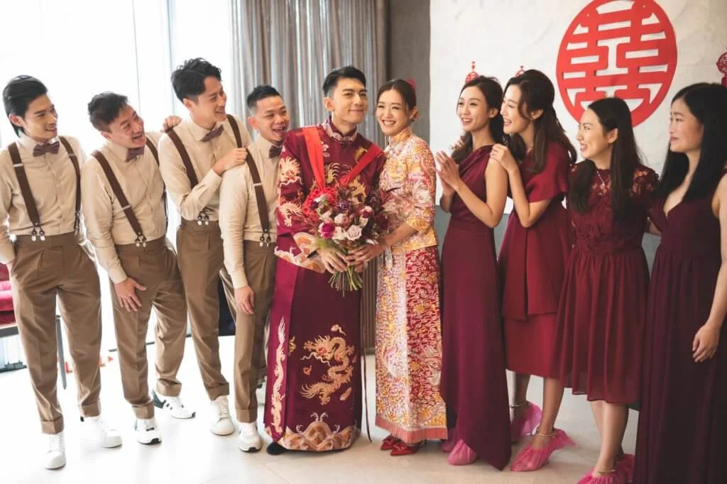 婚禮雖因疫情一切從簡，袁偉豪也邀請了謝東閔、林子善擔任兄弟團，陳山聰及胡定欣充當臨時司儀；寶兒的伴娘則是妹妹張寶欣，姊妹團就由朱智賢和兩個圈外朋友擔任。