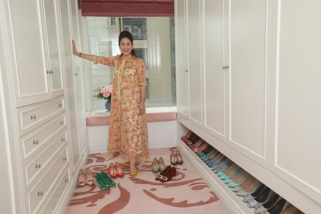 不論衣服或鞋都根據顏色擺放，方便挑選和整理。