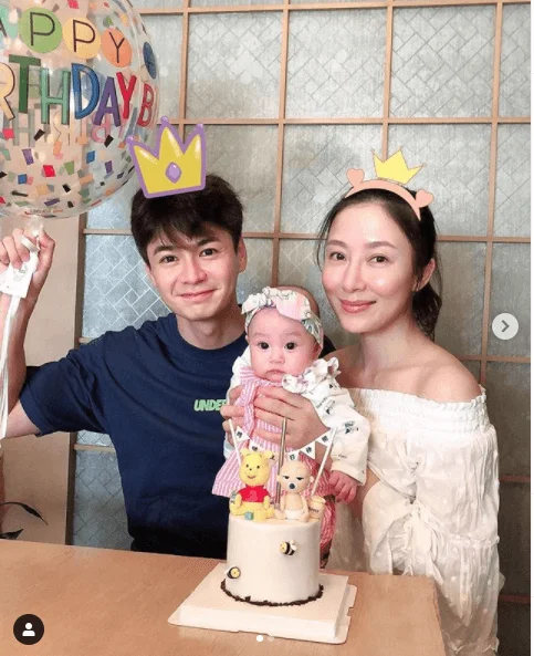 茜堯在家經常上網學習湊小孩知識,試過與老公一起研究女兒的便便顏色。