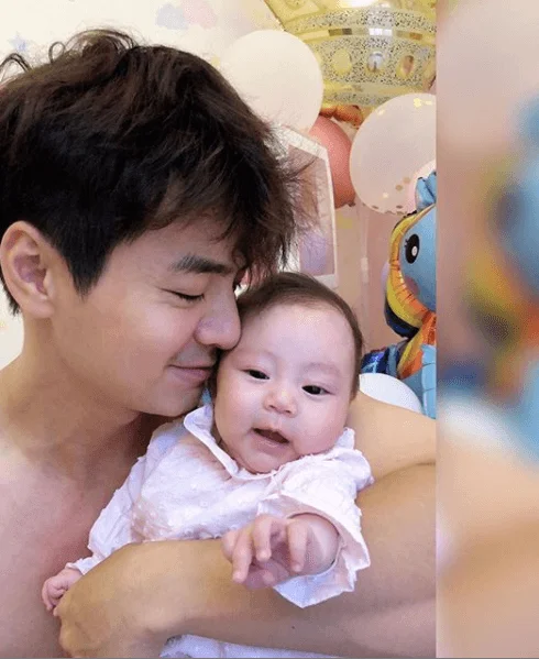 疫情最嚴峻的時期,他不敢親親女兒,在家吃飯也要保持社交距離。