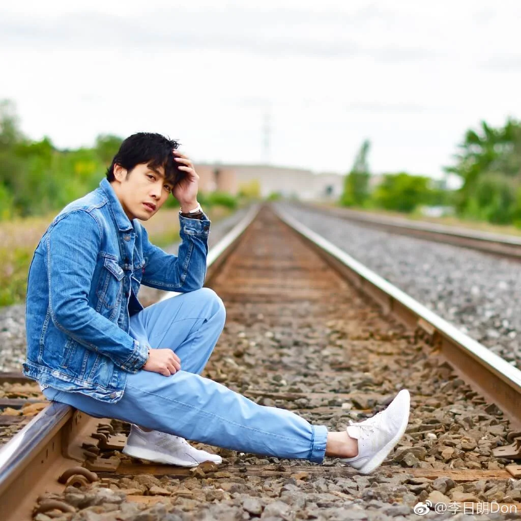 李日朗隻身到內地發展，做過清洗大廈外牆的工人。