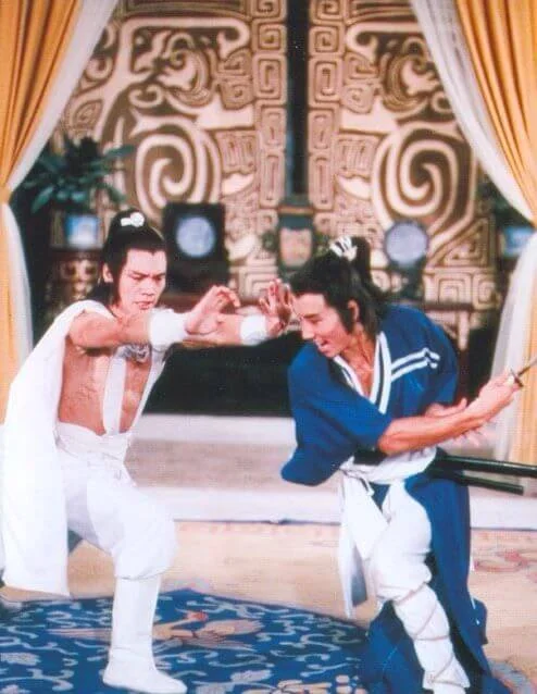 黃煒溏入行首部參與的電影是《五遁忍術》,在戲中跟羅莽有連場打戲。