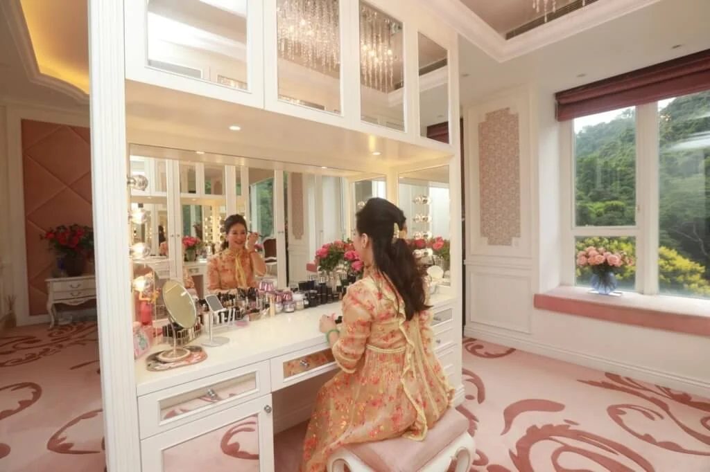 環姐的化妝間燈光經過特別設計，她說做演員就明白燈光的重要。