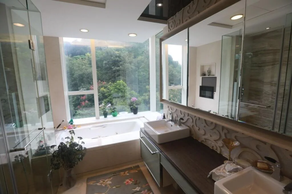 洗手間的大浴缸面向翠綠山景，入浴是生活享受之一。