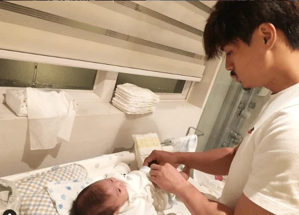 太太不辭勞苦地照顧女兒,他明白到世上只有媽媽好的道理。