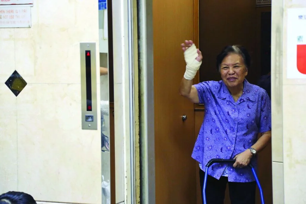 余慕蓮半年前因耳石症出入不便，聘請印傭照顧起居飲食。