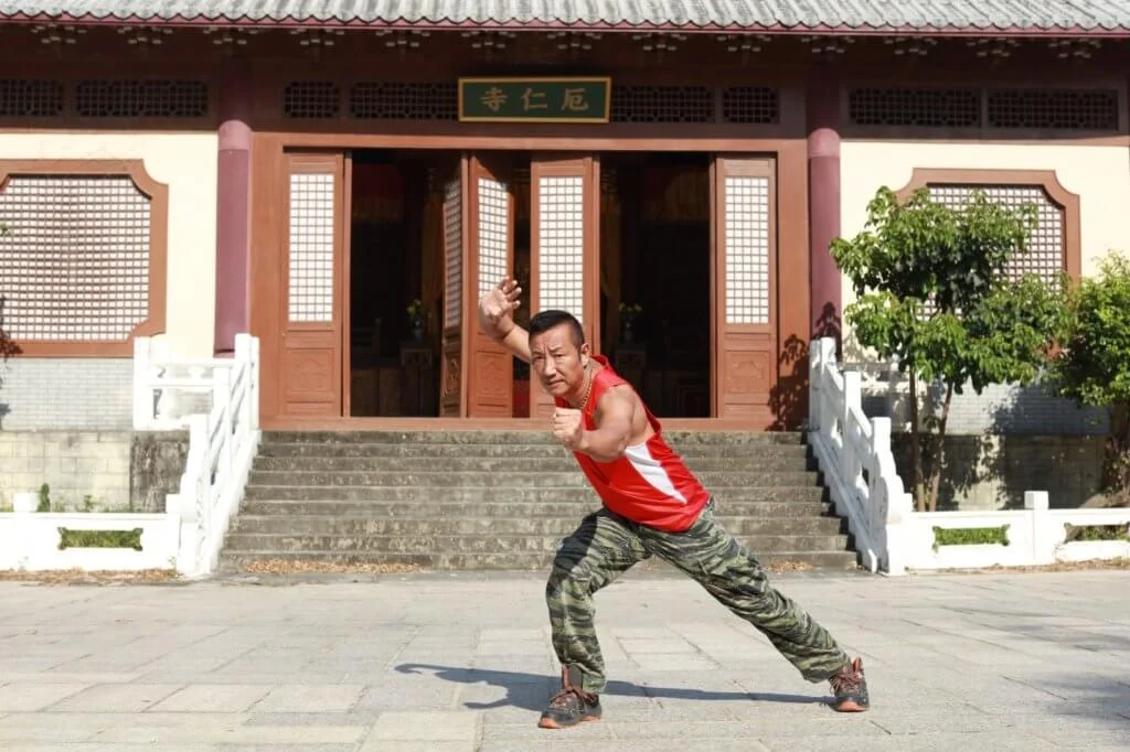 黃煒溏自小習武,本身在地盤做紮鐵工人,見到邵氏招募訓練班學員,被廣告中所寫的名師教導十八般武藝所吸引,才膽粗粗填表報名。