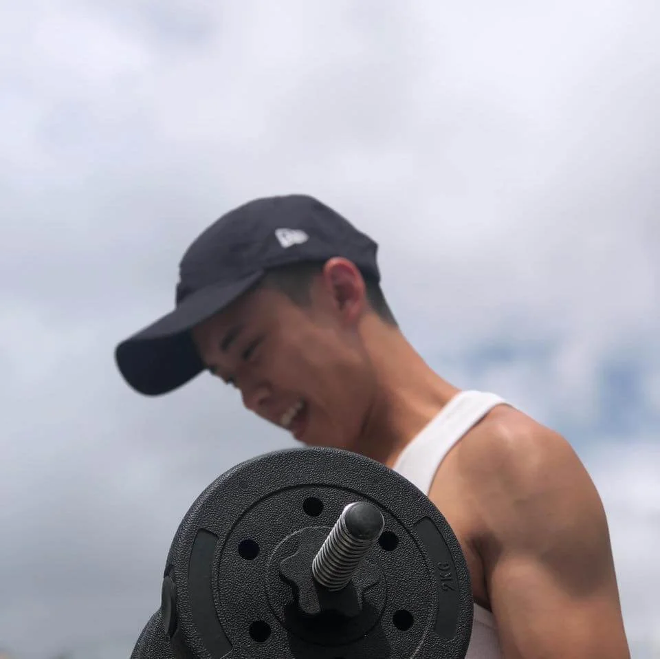 外表瘦削的Zeno,閒時會健身操肌。