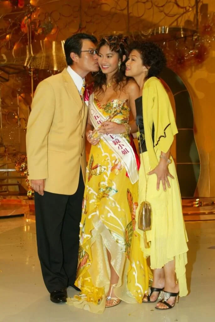 長女鄧上文參加港姐奪得最上鏡小姐,鄧英敏和太太上前吻賀。