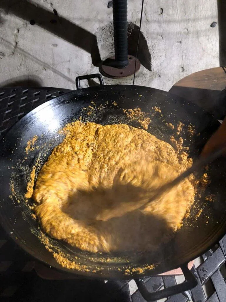 蛋黃有消炎作用，但不能止痕癢。