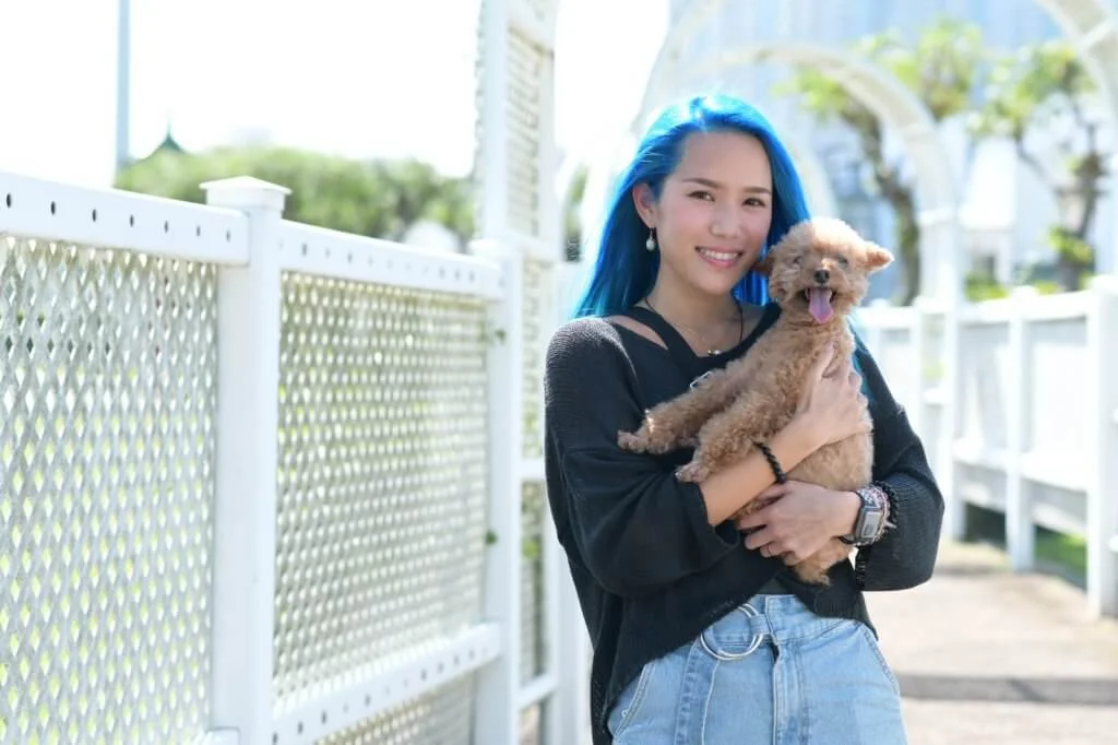 野人曾經患抑鬱症及人羣恐懼症,愛犬Bilu陪她走過艱難的日子。