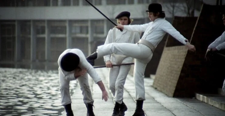 影片大膽描繪暴力、性愛,呈現人性最原始最赤裸的一面。