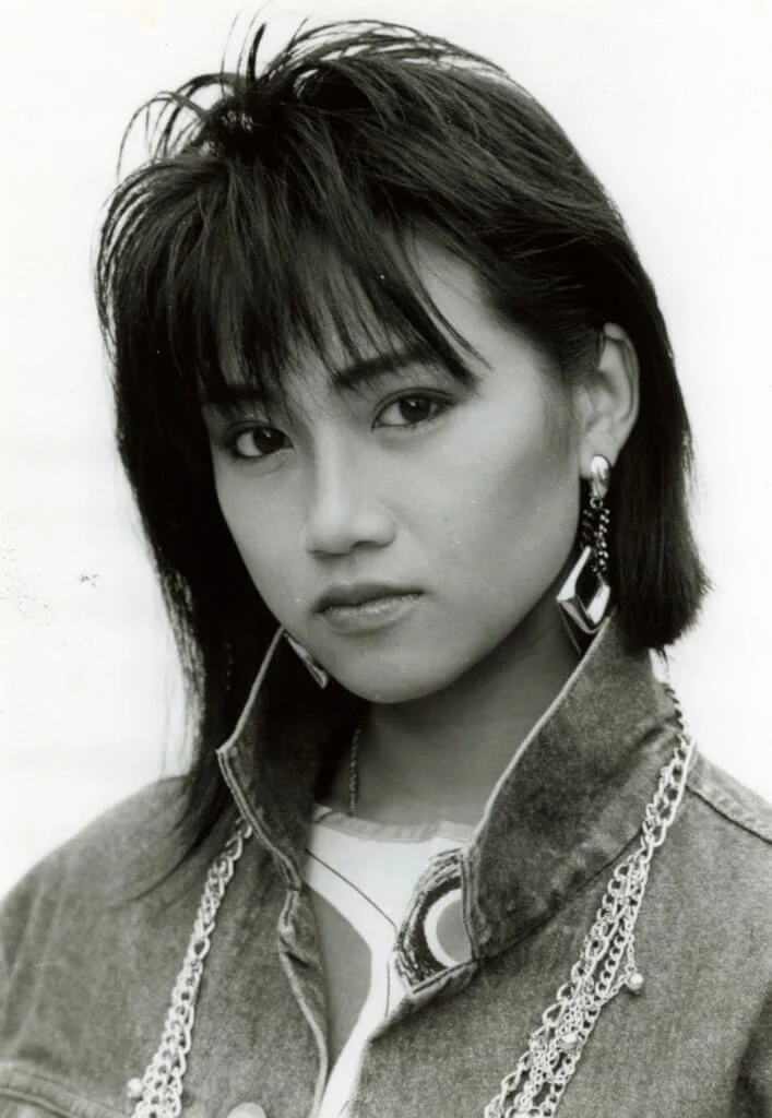 陳安瑩的壞女孩造型，她為了演好角色，到旺角商場門外觀察「崩妹」。