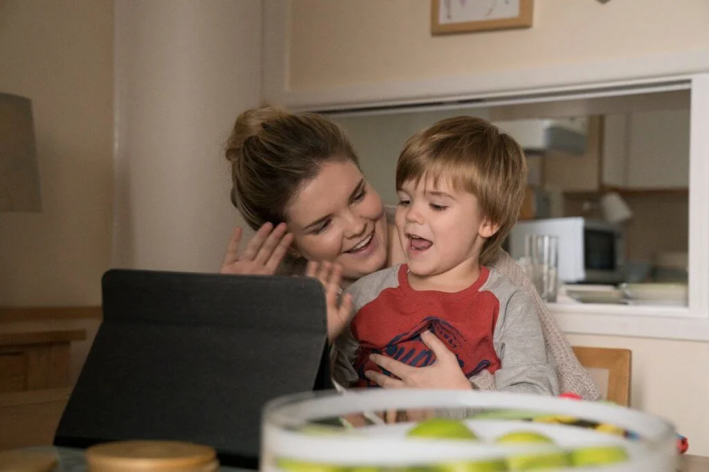 其中一位軍人妻子本來是平凡母親，原來擁有美妙歌聲。