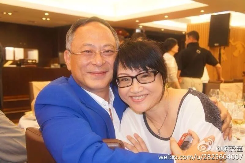 杜琪峯和陳安瑩是無綫訓練班師兄妹，在藝進同學會亦有合作。