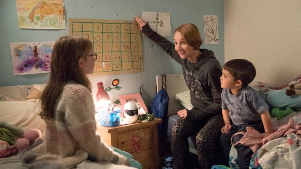 導演仔細描寫不同軍人妻子獨力照顧子女的生活