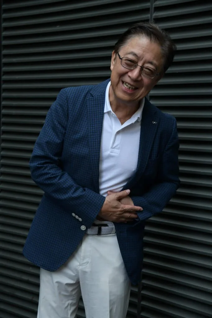 新哥以前有消夜習慣，經常腸胃不適，退休後早睡早起生活非常健康。