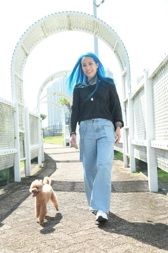 由於Bilu有椎間盤突出問題,所以野人通常會帶牠去寵物公園散步,而且不用狗帶牽扯牠,避免觸痛牠的頸部。