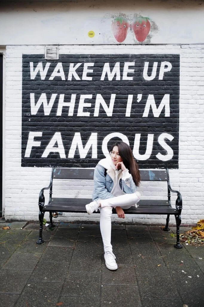 荷蘭藝術家將工作室外的外牆寫上WAKE ME UP WHEN I’M FAMOUS，大受網紅歡迎，成為打卡熱點。 