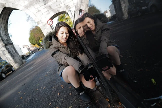 行程開始沒多久便意外爆呔，阮兒硬着頭皮自己更換車呔，十分狼狽。 