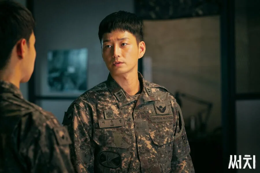 李賢旭擔任副隊長，對下屬十分關懷。