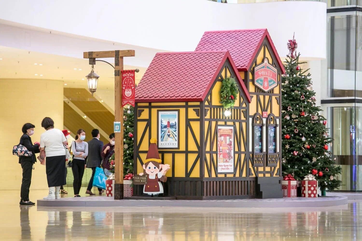 「精靈冬日嘉年華」內設精靈帽子店，可在魔法鏡子前試戴精靈尖帽子，即時透過手機下載照片。