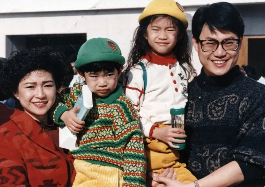 鄧英敏夫婦育有一女一子,長女鄧上文Shermon ,幼子Chris。