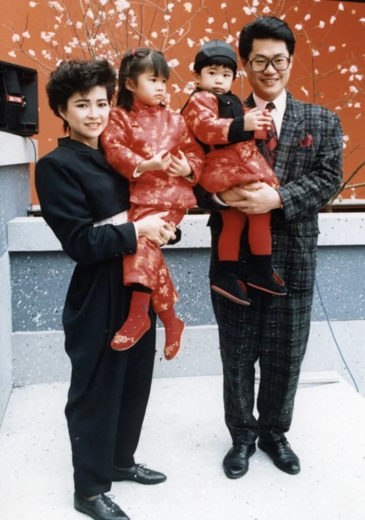 鄧英敏與妻子及一對子女向觀眾拜年