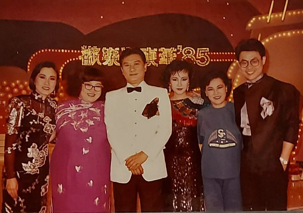 每年慈善大騷《歡樂滿東華》,鄧英敏與汪明荃、沈殿霞、譚炳文、狄波拉、李香琴等合作緊密。