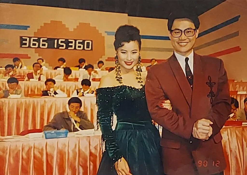 一看李美鳳和鄧英敏背後的數字，就知是籌款節目現場。