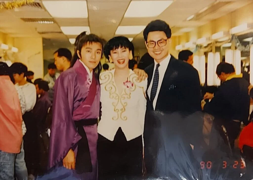 周星馳來自第十一屆訓練班,鄧英敏則是第三屆,分屬師兄弟。