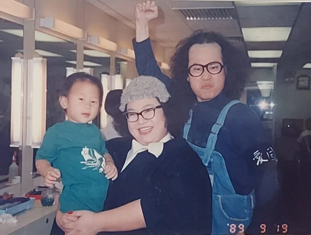 鄧英敏扮岑建勳，與肥姐演趣劇。